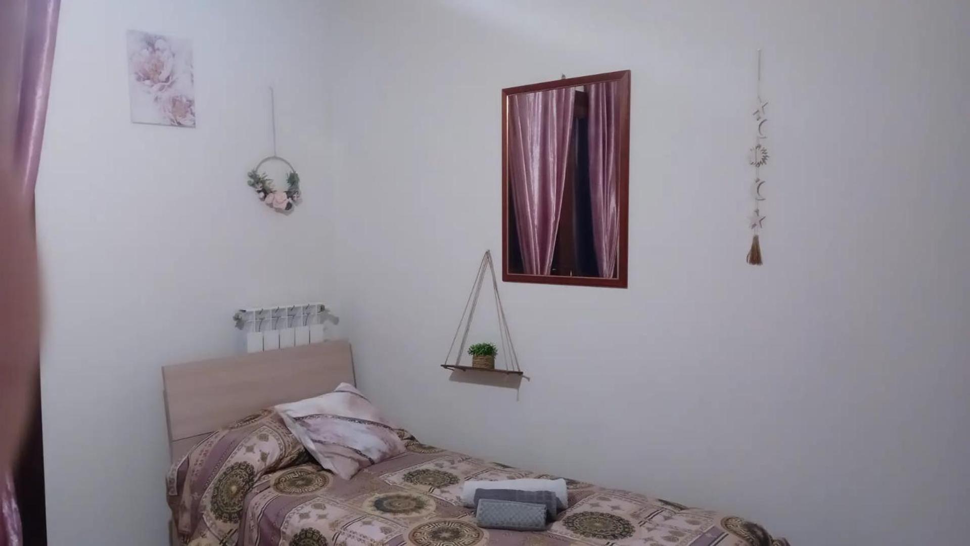 Camera Doppia con Letti Singoli e Bagno in Comune
