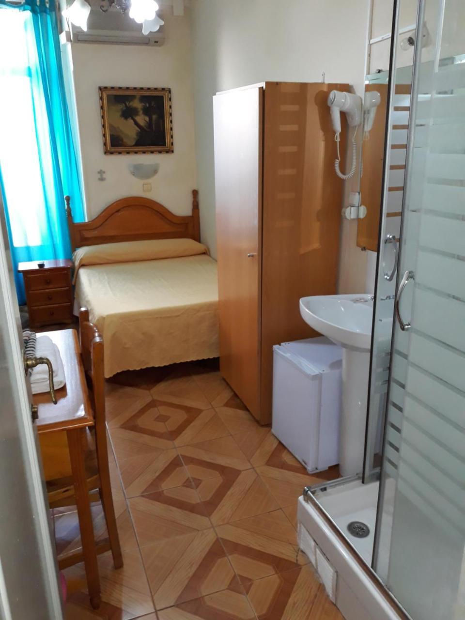 Camera Matrimoniale con Bagno in Comune