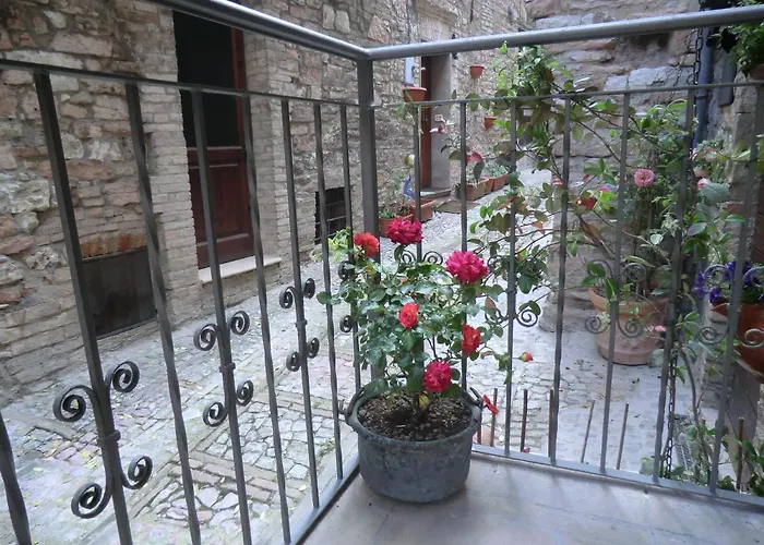 la corta di spello camere