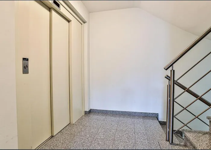 Elegant Spacious Room, Steps From Luxembourg Train Station