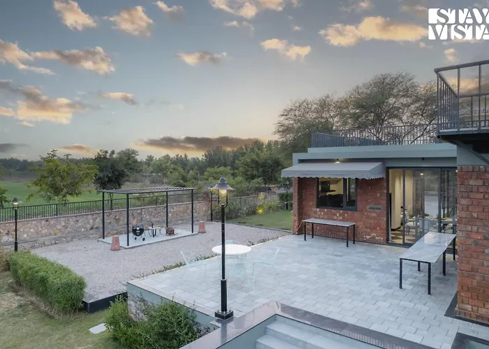 Stayvista'S Kachnaar Villa With Lawn, Terrace & Indoor-Outdoor Games