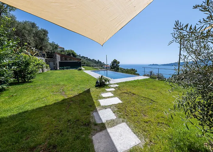 VILLA DUFOUR 1 Lusso, Spazio e Vista Mare