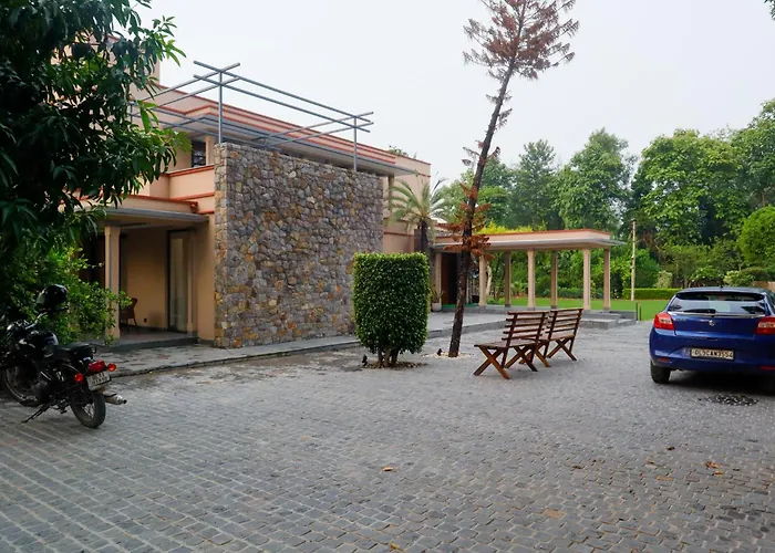 Elivaas 5 Bhk With Entertainment Lounge & Pvt Pool - Taus Bagh