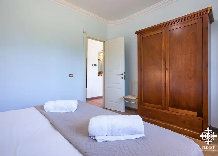 Villa Festosa - Luxury Retreat By The Beach