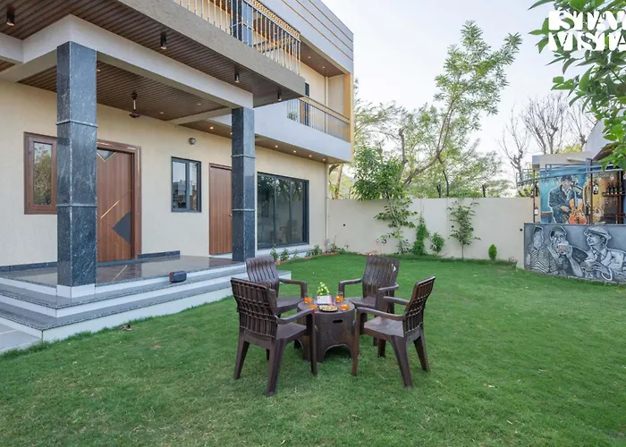 Stayvista At The Binclave With Jacuzzi, Pvt Indoor Pool, Bar & Projector