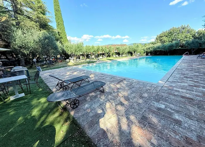 Luxury Villa in Spello, Private Pool, Spa, Restaurant, sleeps 54 inc 18 children