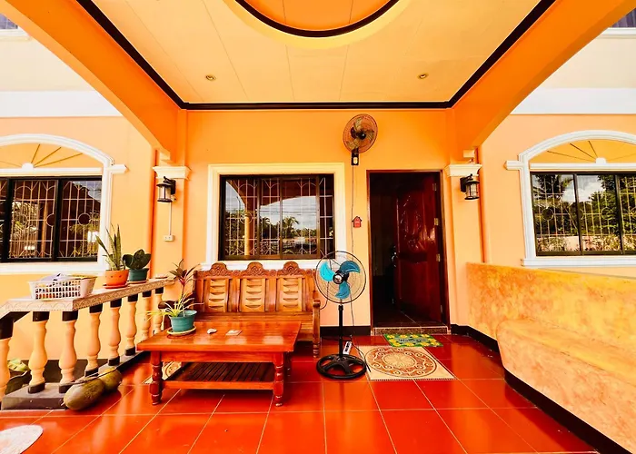 Chateau La Princesa Rooms With Garden, Bar & Billiard