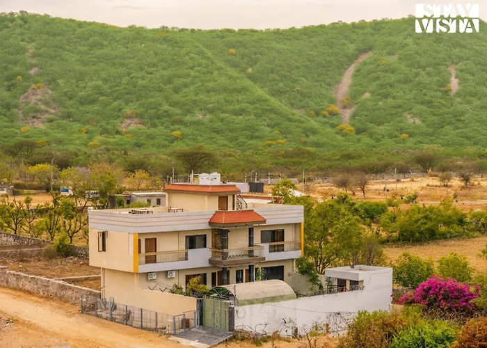 Stayvista At The Binclave With Jacuzzi, Pvt Indoor Pool, Bar & Projector