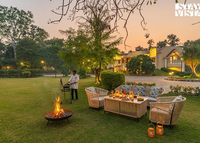 Stayvista At The Birdwood Estate With Gym And Pool