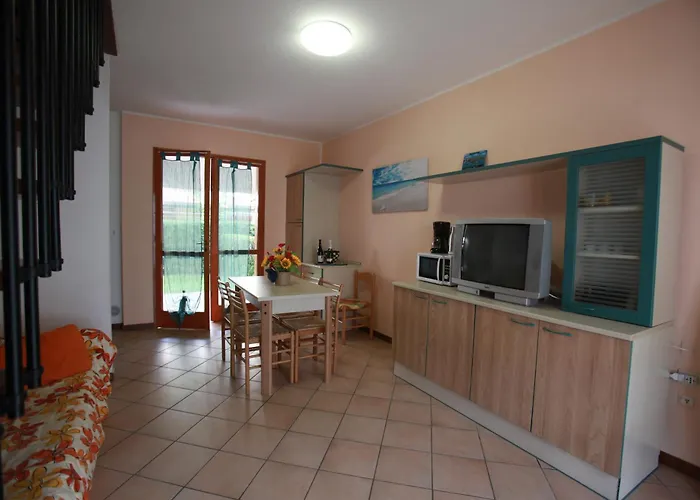 Villetta a schiera Salina con giardino privato e portico