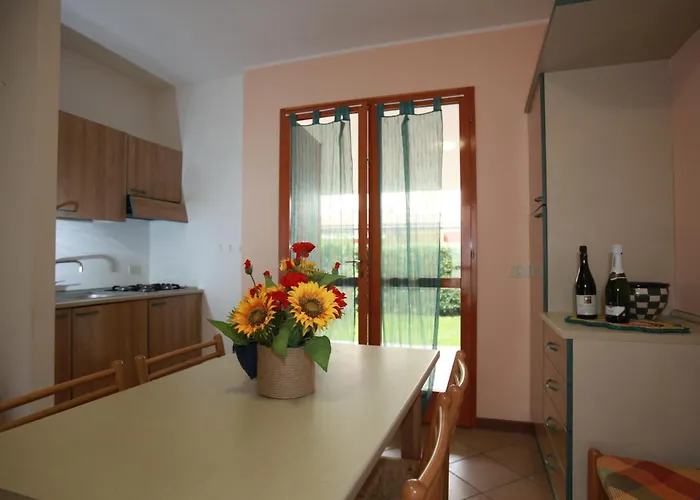 Villetta a schiera Salina con giardino privato e portico