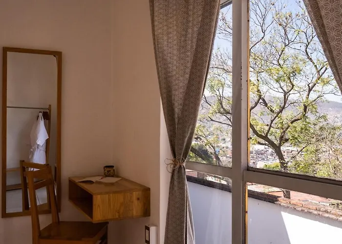 Spacious Artsy Home With Fast Wifi