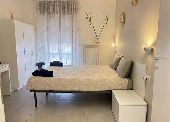 Private Room With Ensuite In Front Of Saronno Station