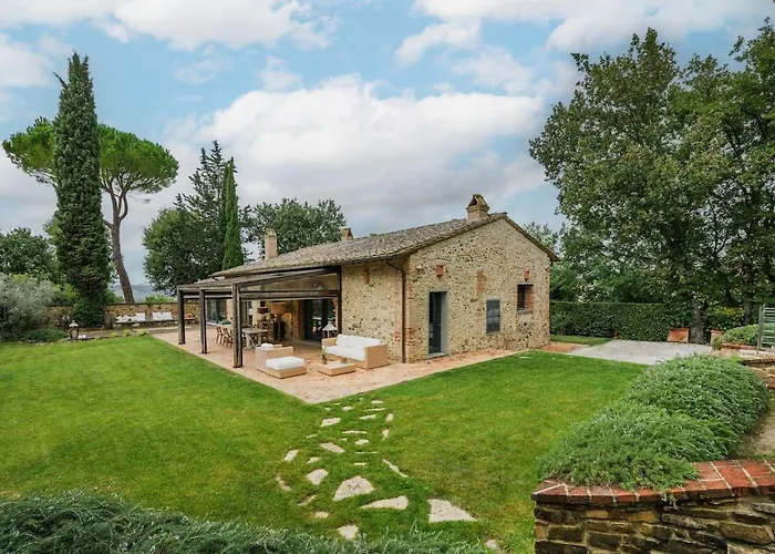 Villa nel verde toscano con piscina