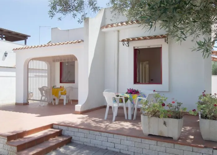 Villa Antonella con piscina nel Boomerang Village a Torre Colimena